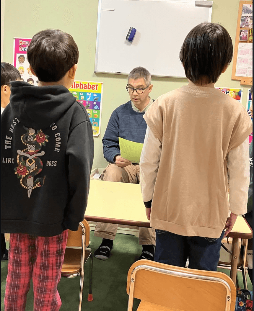 教室で子どもたちに英語を教えるブルース先生